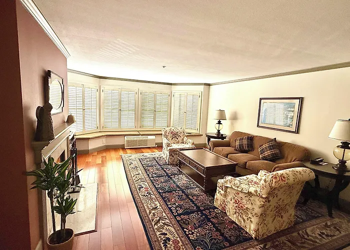 Cow Hollow Inn And Suites